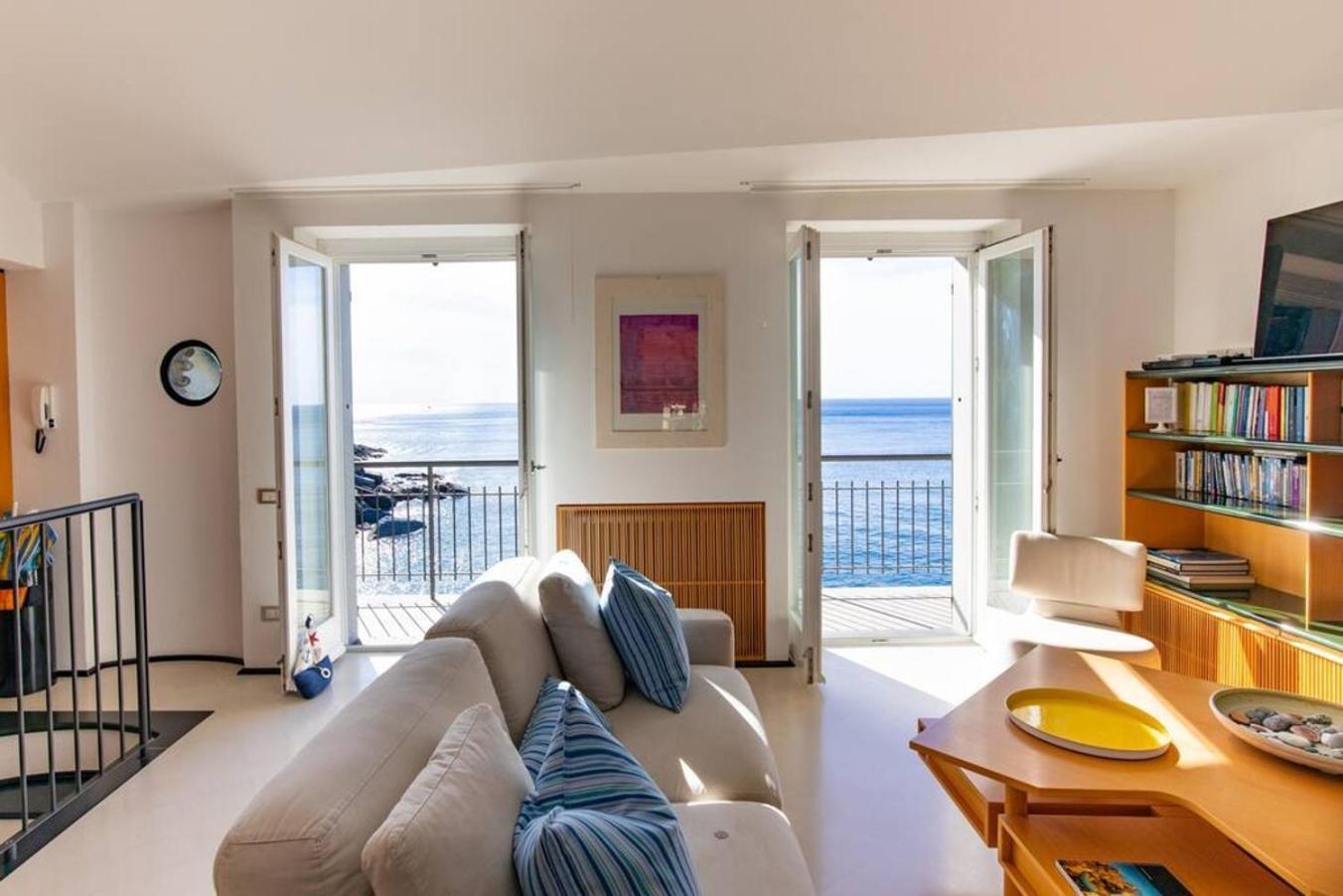 Апартаменти Carattino 12 Idyllic Seafront Retreat Вернацца Екстер'єр фото